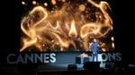 Leandro Barreto no palco do Cannes Lions, fazendo sua apresentação principal diante de uma imagem de chamas.