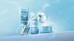 Três produtos Hydra Miracle Ultra Light da Pond’s. Azul com detalhes prateados. Abre-se um frasco de sérum com a pipeta visível.