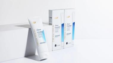 Dove Hialurônico+ Creme Serum Hidratante, que contém pró-ceramidas, niacinamida e peptídeos de colágeno. Embalagem branca, azul e dourada.