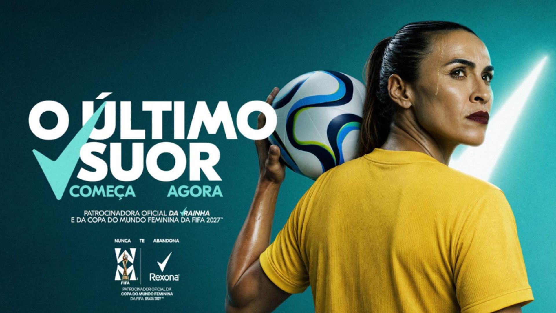 Pessoa segurando uma bola de futebol sobre um ombro, vestindo uma camisa esportiva amarela, ao lado de uma campanha da Rexona promovendo a Copa do Mundo Feminina da FIFA 2027.