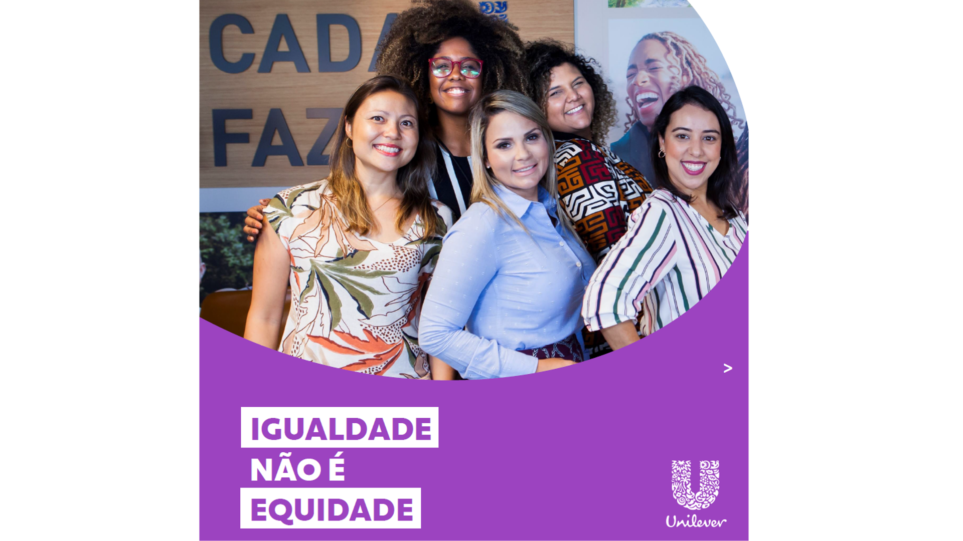 Poster de cinco mulheres com um slogan que diz "Igualdade não é equidade".
