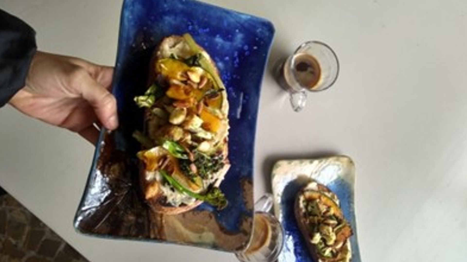 Tostadas de pão de levain com legumes diversos, talos e sementes.