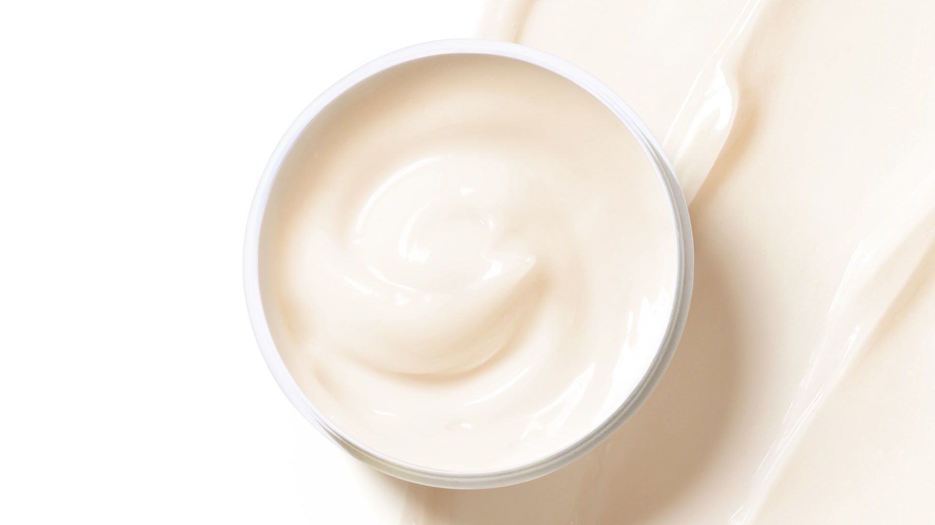 Um recipiente aberto com o Dove 10-in-1 Bond Strength Serum Mask, um tratamento semanal para a reparação de danos capilares extremos.