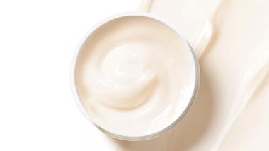 Um recipiente aberto com o Dove 10-in-1 Bond Strength Serum Mask, um tratamento semanal para a reparação de danos capilares extremos.