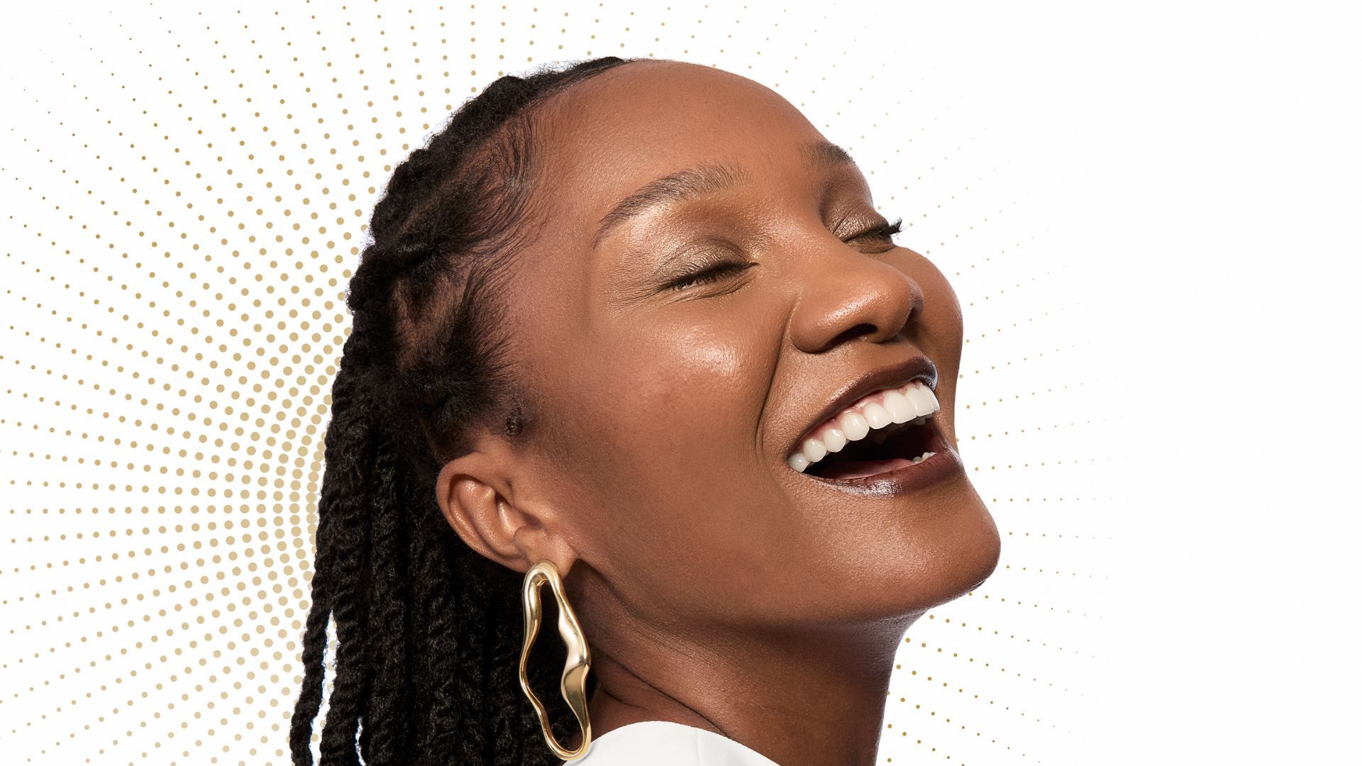 Imagem para promover os produtos dermocosméticos da Dove. Uma mulher negra é mostrada de perfil, sorrindo. O fundo é branco com pontos dourados.