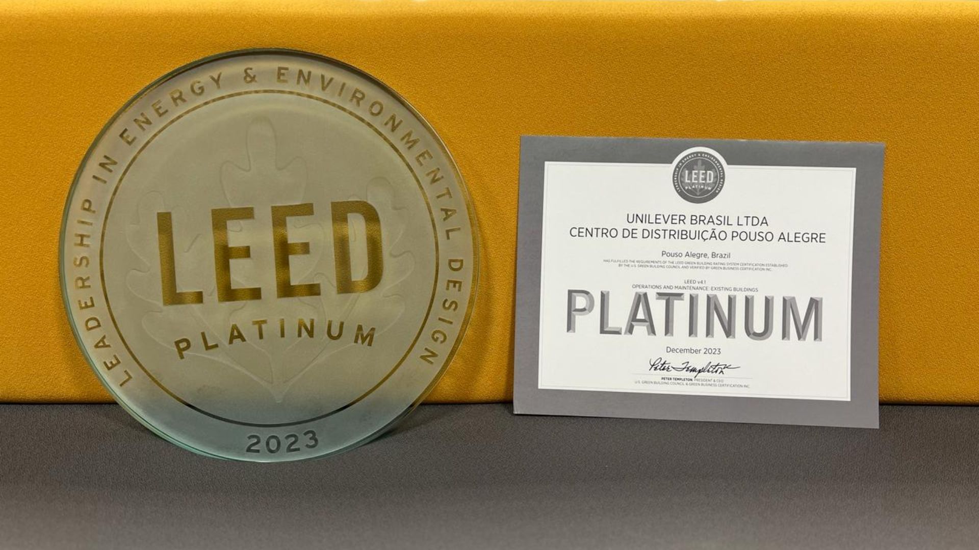 Placa sobre conquista da certificação e selo LEED, os dois com nível Platinum de avaliação.