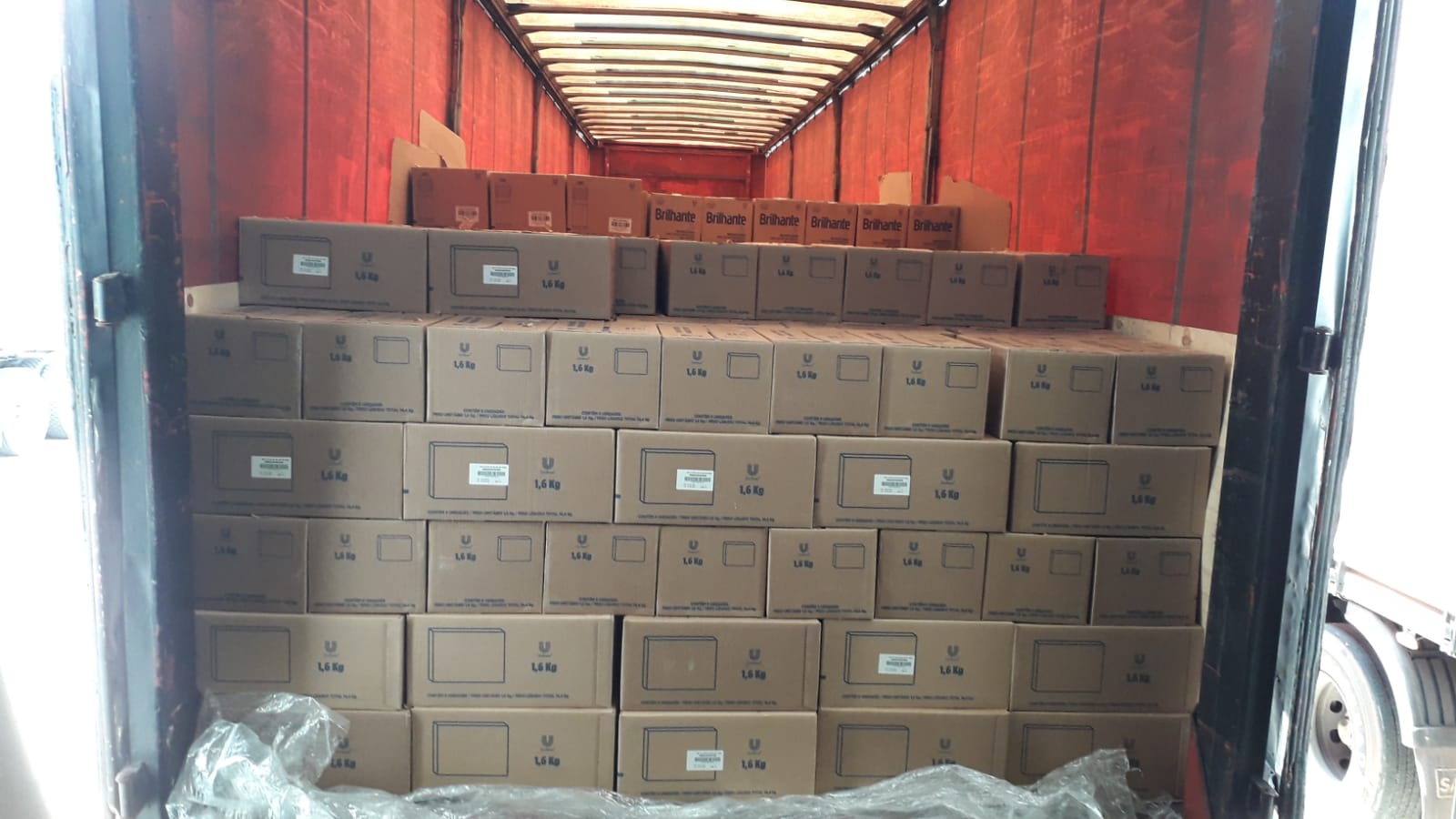 foto com fundo vermelho e várias caixas.