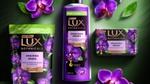 A gama de produtos Lux Botanicals Orquídea Negra rodeada por flores de orquídeas.