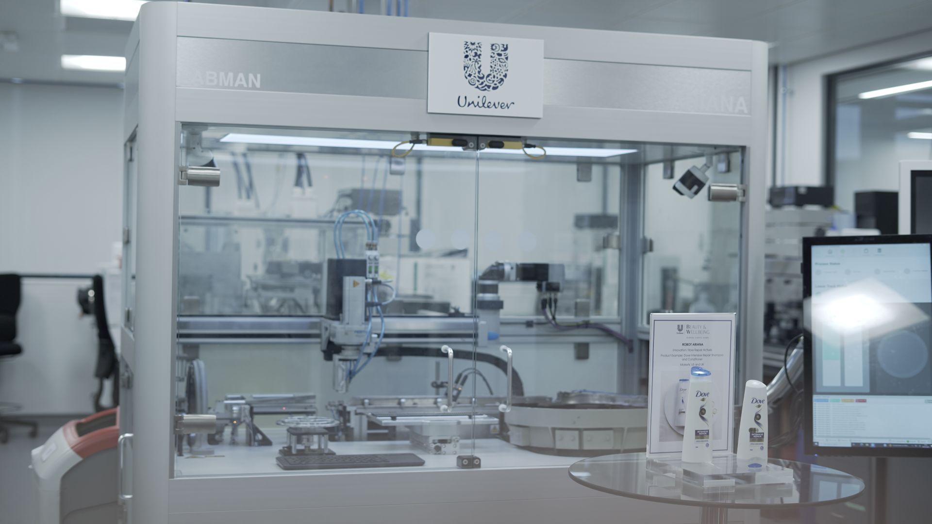 O robô “Ariana” usado no desenvolvimento de produtos capilares da Unilever para a Dove. Uma caixa grande com frente de vidro e um dispositivo dentro.