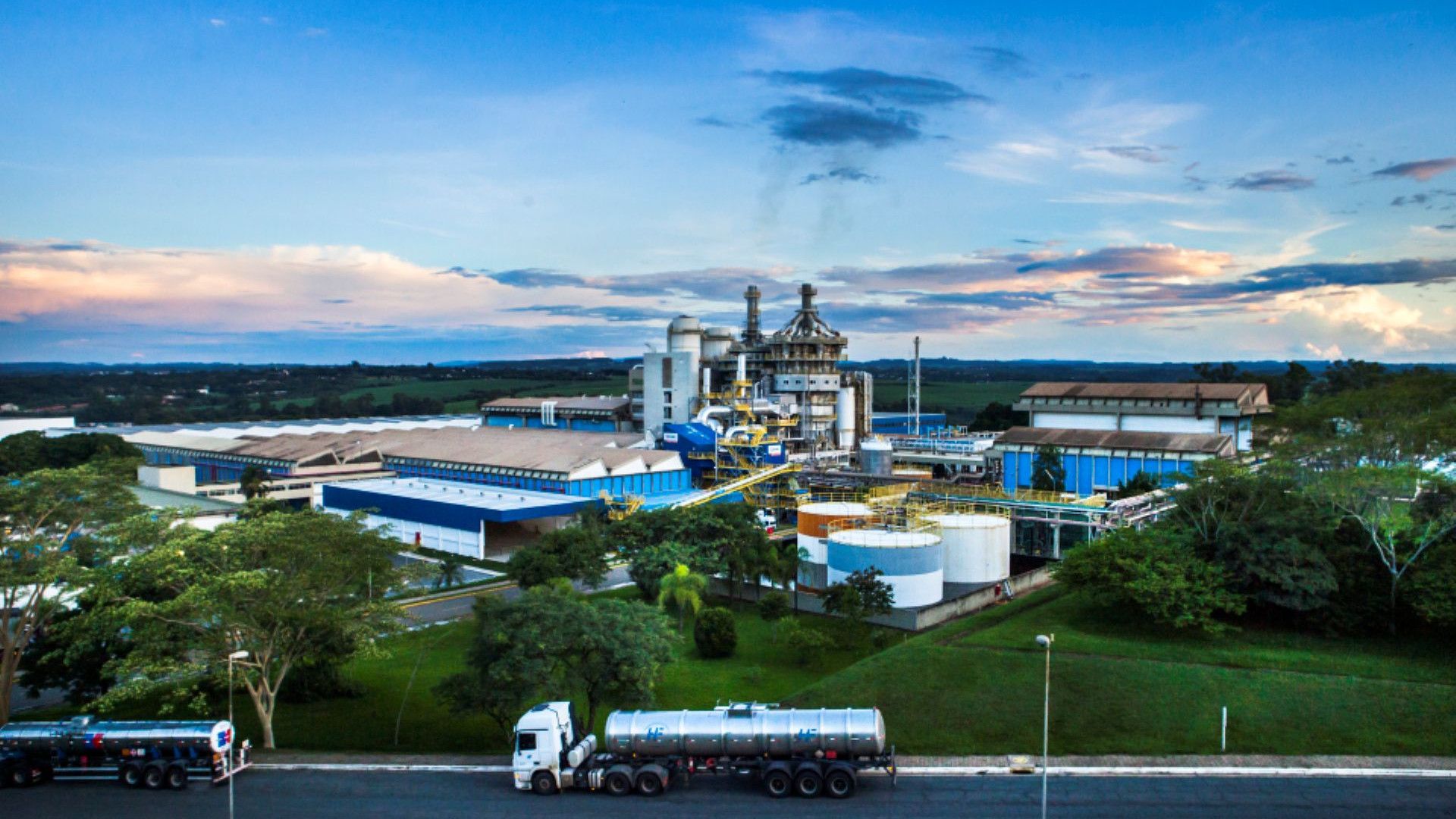 Imagem do exterior da nossa fábrica em Indaiatuba, no Brasil, que otimizou a eficiência geral dos equipamentos (OEE)