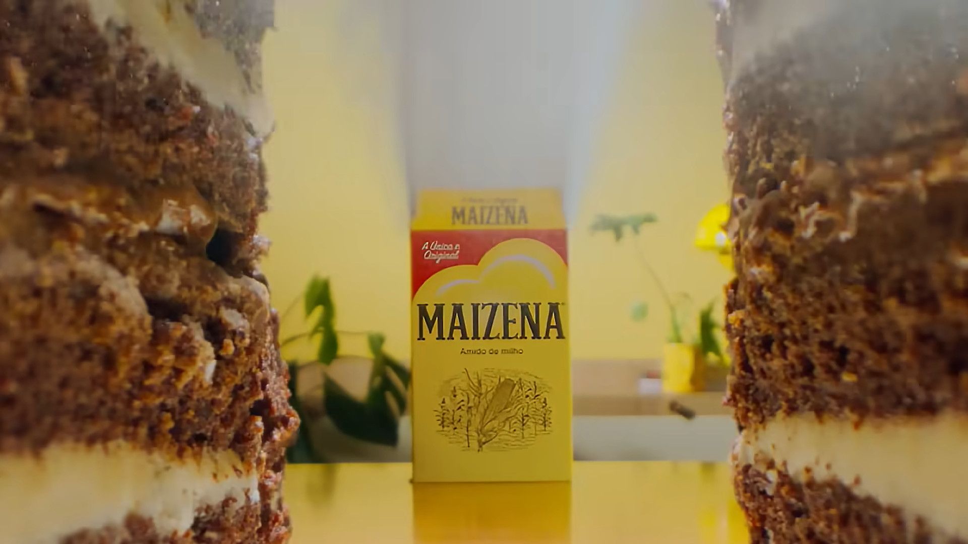 Uma caixa de Maizena pode ser vista entre os dois bolos.