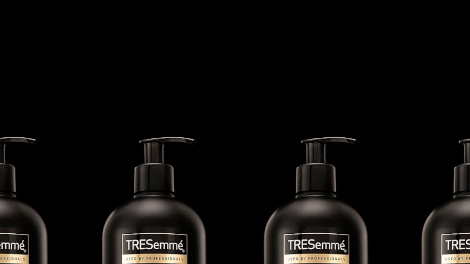 Metade superior dos frascos de TRESemmé.