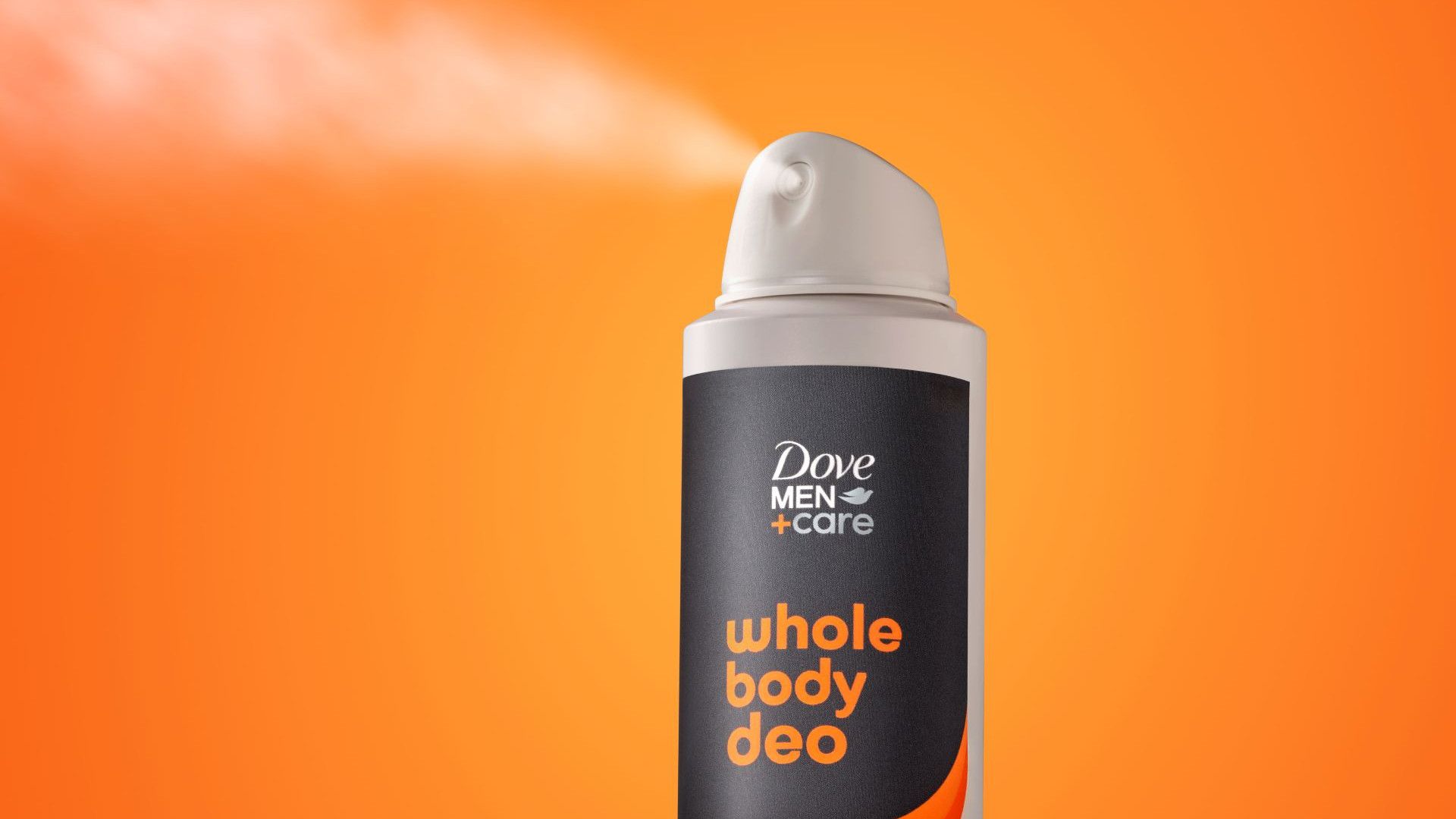 Um desodorante corporal Dove Men+Care é borrifado sobre um fundo laranja.