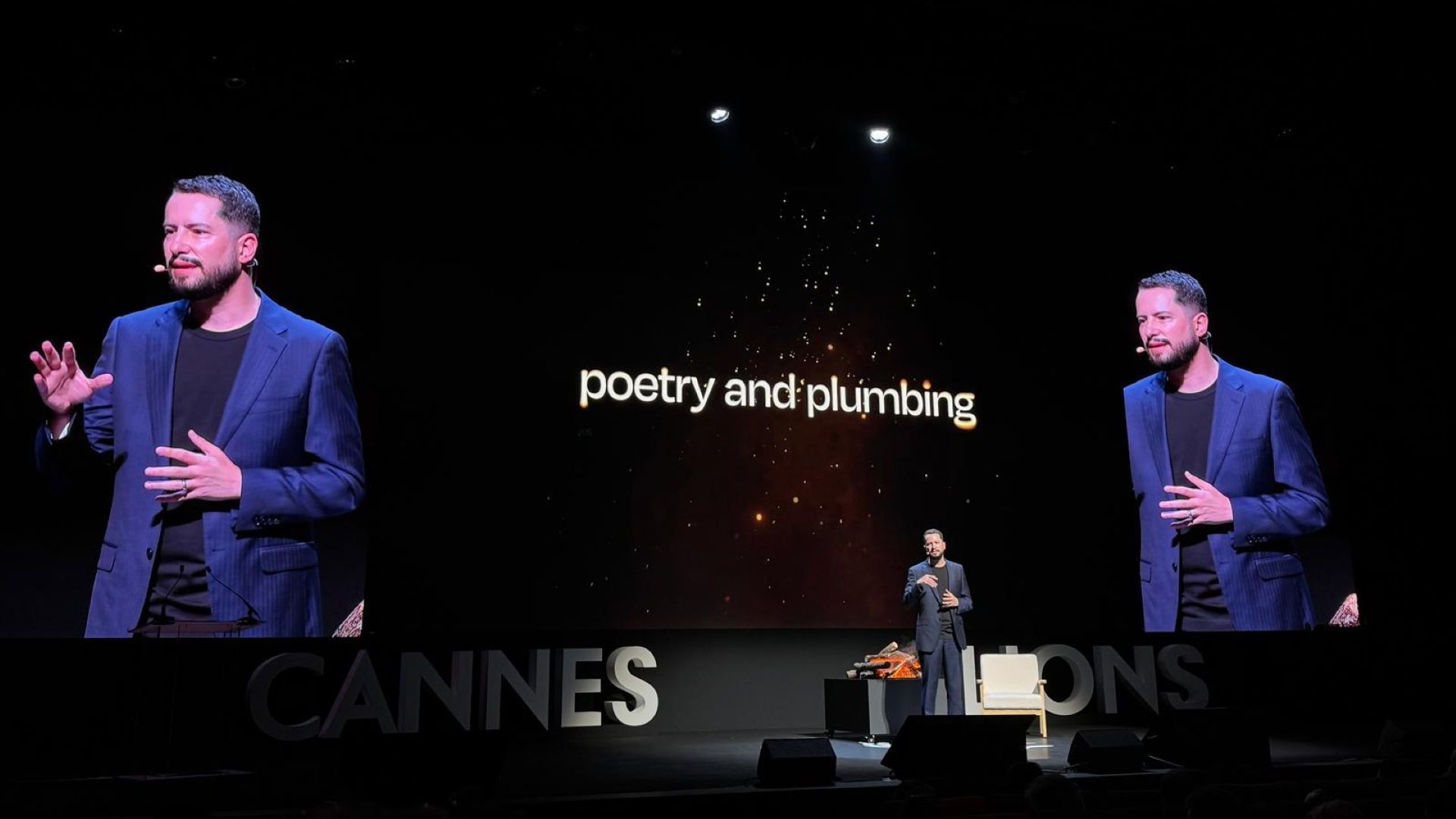 Leandro Barreto apresentando-se no palco do Cannes Lions 2026; a projeção exibe a expressão “poesia e encanamento”.