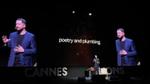 Leandro Barreto apresentando-se no palco do Cannes Lions 2026; a projeção exibe a expressão “poesia e encanamento”.