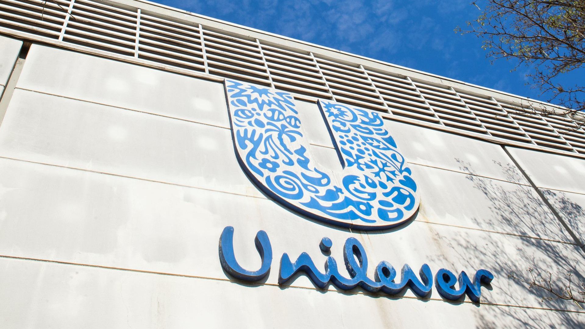 Logotipo da Unilever na lateral de um edifício.