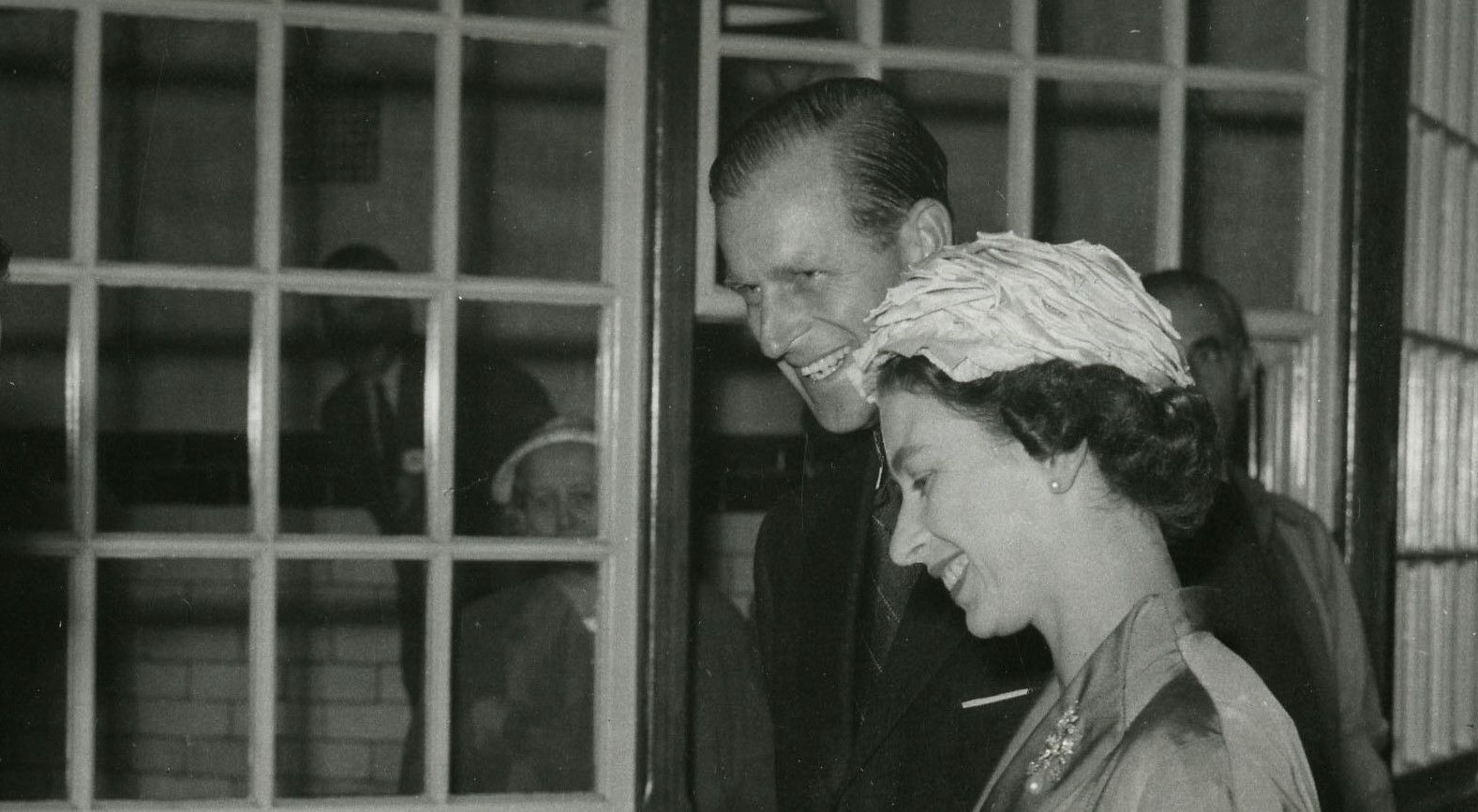 Imagem mostra a rainha Elizabeth II e o príncipe Philip sorrindo, durante uma visita real à fábrica de sabão da Unilever em Port Sunlight