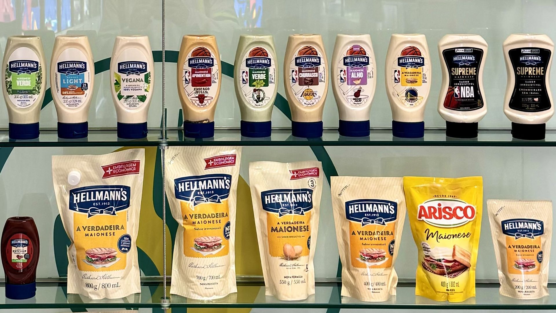 Uma prateleira com uma variedade de embalagens squeeze de maionese original e aromatizada da Hellmann's