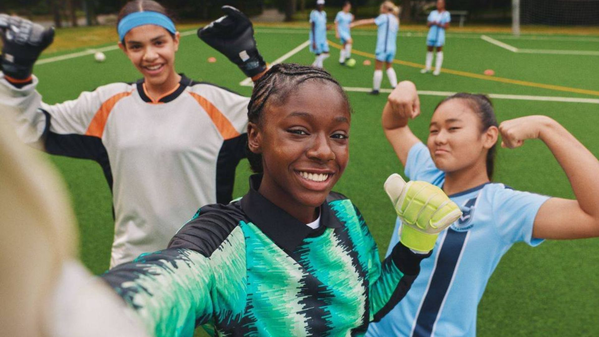 Meninas no campo de futebol.