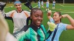 Meninas no campo de futebol.