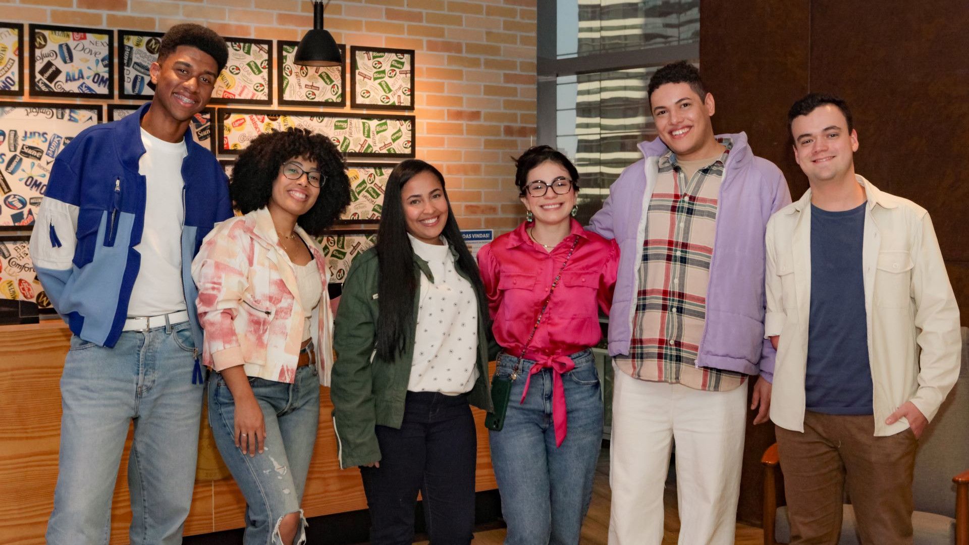 Foto dos embaixadores do Programa de Estágio 2025 e alguns quadros, na recepção da Unilever.