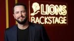 Leandro Barreto no Cannes Lions 2026, em frente a uma placa de neon com a frase “Lions Backstage”.