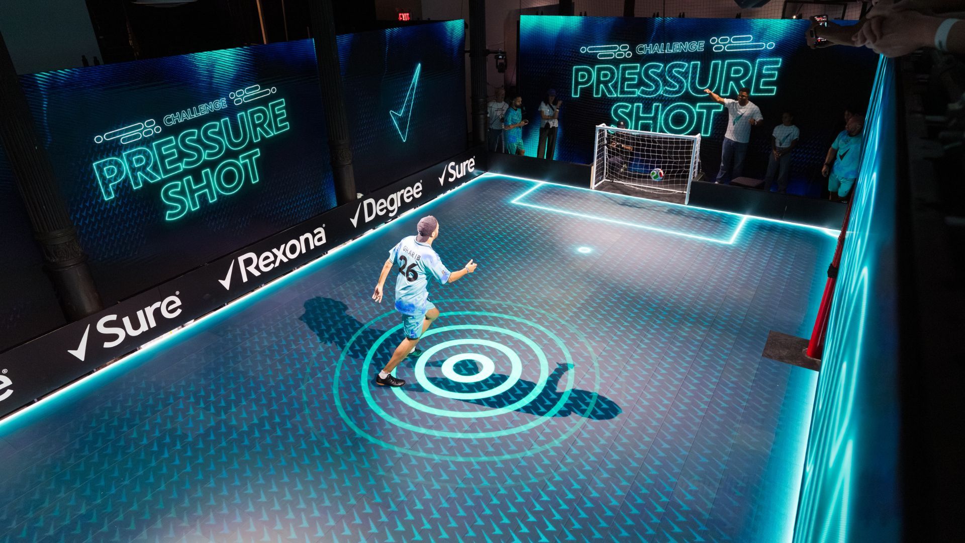 Um homem marca um gol no Pressure Shot Challenge, iniciativa promovida pelas marcas de Unilever Personal Care durante a Copa do Mundo FIFA 2026™.