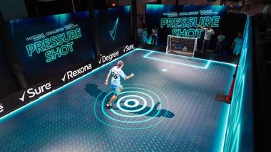 Um homem marca um gol no Pressure Shot Challenge, iniciativa promovida pelas marcas de Unilever Personal Care durante a Copa do Mundo FIFA 2026™.