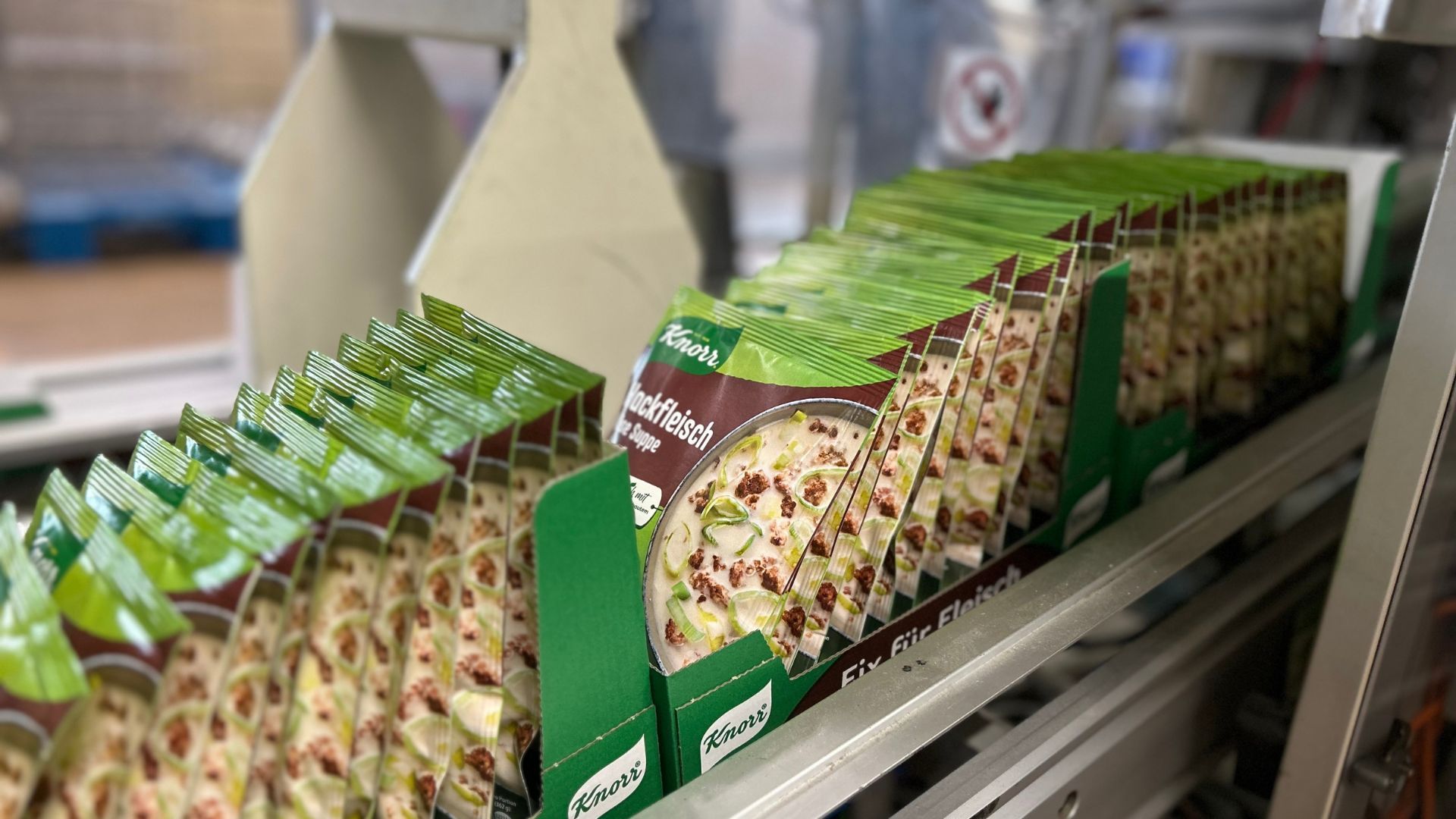 Produtos Knorr em caixas em uma linha de produção
